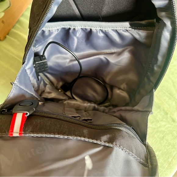 Hard shell motorcycle backpack with USB PORT - Picture 3 of 4